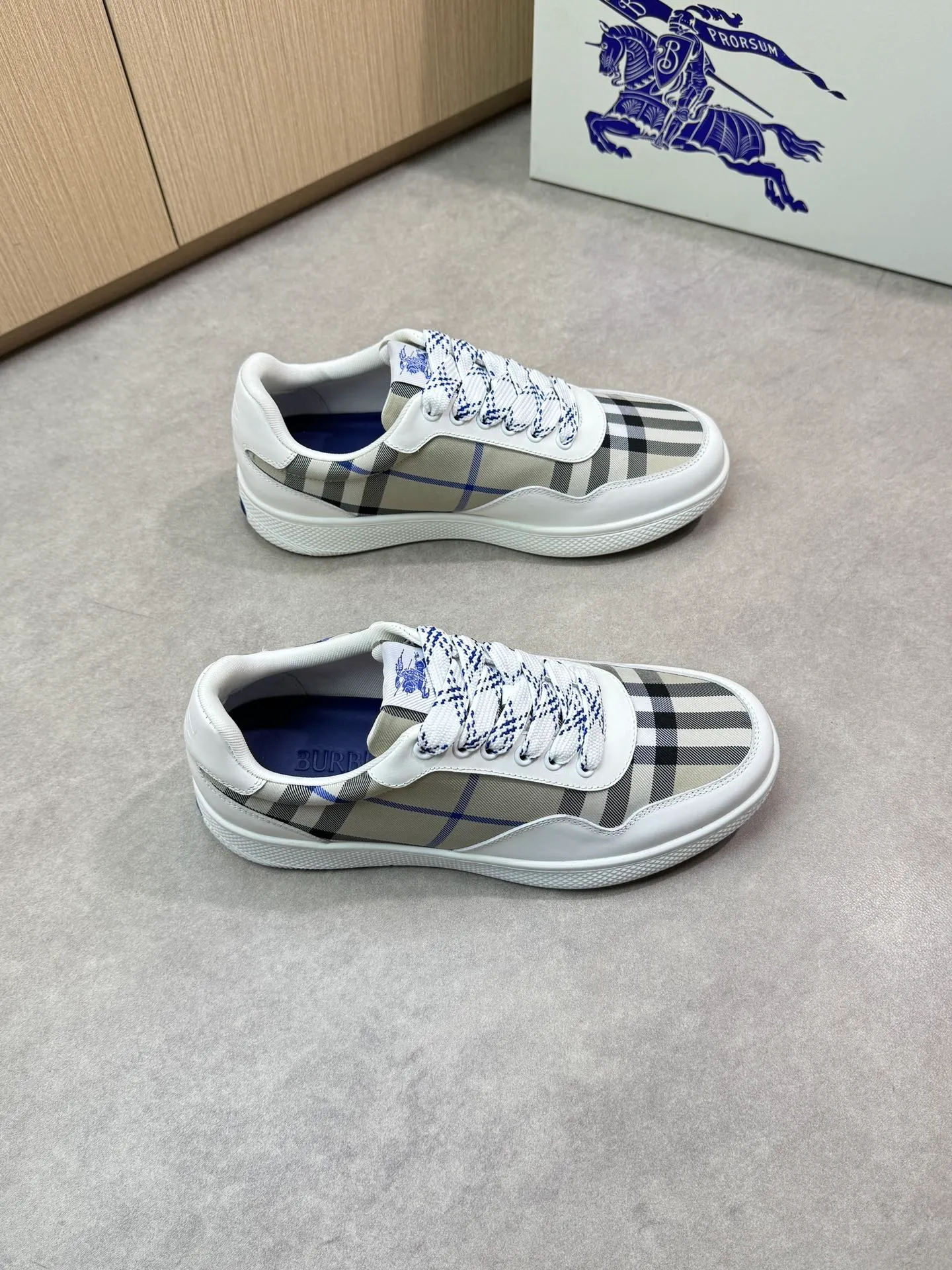 Men's shoes 💰P420💰[BURBERRY] Burberry - High-end quality original 🔍🔍🔍casual sports sneakers - Upper: imported 🔝 Napa calfskin, brand totem cloth, tongue brand cloth label - Lining: brand canvas, foot pad; water-dyed cowhide - Outsole: ultra-light TPR rubber; two-color molded outsole -Ultra-high quality control and fine workmanship: outstanding (high-end, extravagance, class) -Size: 38-44 (45 for men, can be customized)